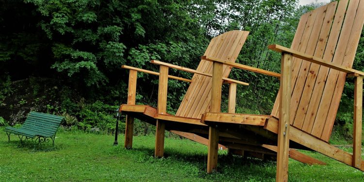 In 6 stappen je houten tuinmeubelen schoonmaken