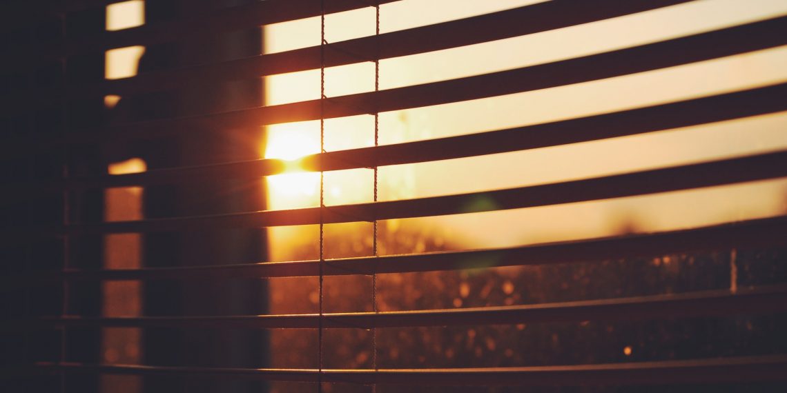 Kiezen voor vouwgordijnen of jaloezieën? Dit moet je weten!